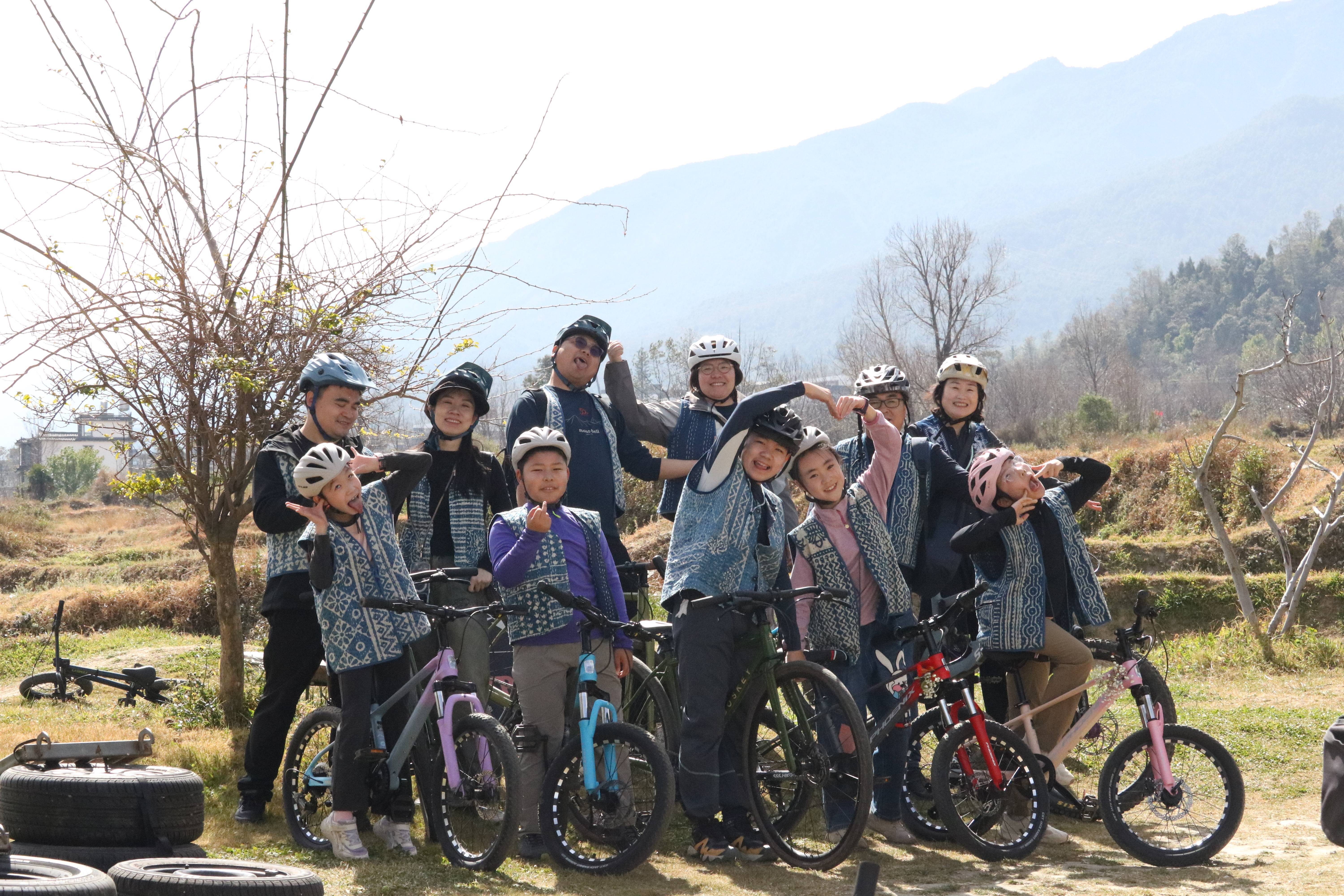 Travelers and local guides together after a cycling day in Dali